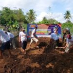 Warga, para petani dan sukarelawan Ganjar Sejati (GS) bergotong royong membangun bak penampungan air untuk mengairi persawahan di salah satu lumbung padi di di Dusun Sindanggalih, Desa Rejasari, Kecamatan Langensari, Kota Banjar, Jawa Barat, Senin (17/7) siang. Foto: GS