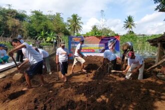 Warga, para petani dan sukarelawan Ganjar Sejati (GS) bergotong royong membangun bak penampungan air untuk mengairi persawahan di salah satu lumbung padi di di Dusun Sindanggalih, Desa Rejasari, Kecamatan Langensari, Kota Banjar, Jawa Barat, Senin (17/7) siang. Foto: GS