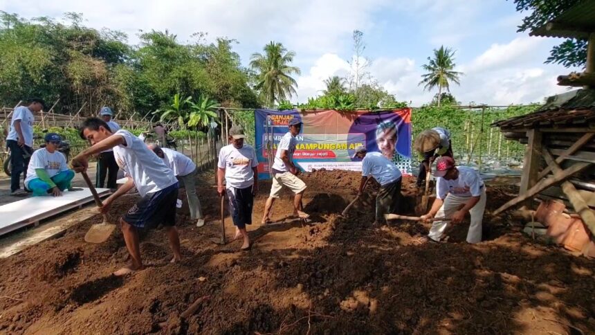 Warga, para petani dan sukarelawan Ganjar Sejati (GS) bergotong royong membangun bak penampungan air untuk mengairi persawahan di salah satu lumbung padi di di Dusun Sindanggalih, Desa Rejasari, Kecamatan Langensari, Kota Banjar, Jawa Barat, Senin (17/7) siang. Foto: GS