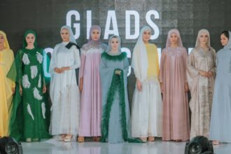 Gladys menciptakan Glads Collection, memberikan outfit simple dan instan bagi para hijabers dengan banyak model dan pilihan warna. Foto: Gladys