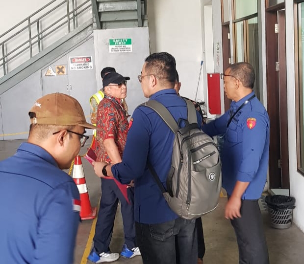 Penyidik pidana khusus Kejaksaan Agung saat menggeledah sejumlah lokasi di Kota Medan, Sumatera Utara, Selasa (18/7). Foto: Puspenkum Kejaksaan Agung