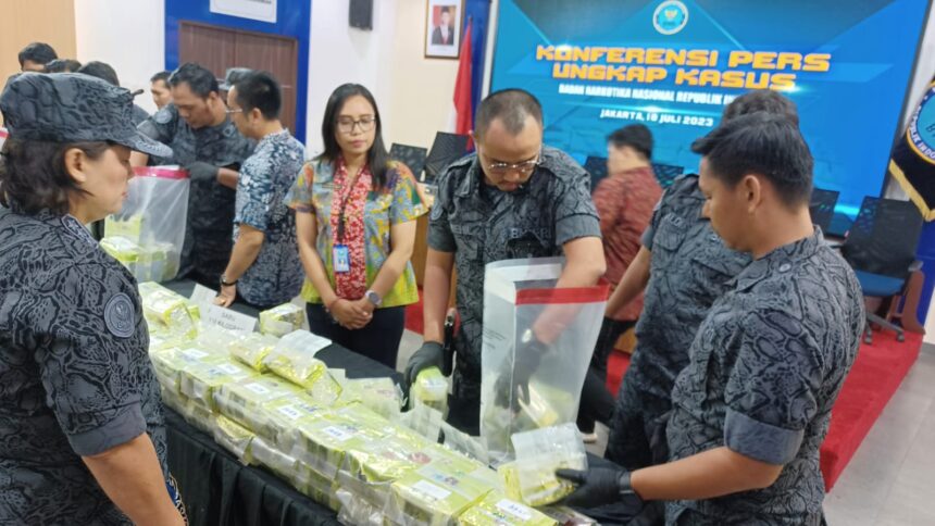 Sejumlah aparat Badan Narkotika (BNN) mengamankan sebanyak sekitar 110 kilogram (110.400 gram) narkotika jenis sabu dibungkus dalam kemasan teh Cina produksi super laboratorium asal Myanmar dan kasusnya digelar di markas BNN Cawang, Jakarta Timur, Selasa (18/7) siang. Foto: Joesvicar Iqbal/ipol.id