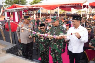 Habib Lutfi Bin Yahya (kedua dari kiri) dan Kasad Jenderal TNI Dudung Abdurachman (kedua dari kanan) dalam peresmian Tugu Perjuangan Pekalongan di Stadion Hoegeng, Kabupaten Pekalongan, Jawa Tengah, Rabu (19/7). Foto: Dispenad