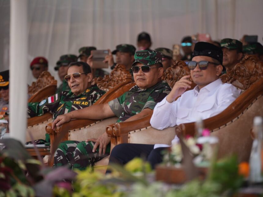Kasad Jenderal TNI Dudung Abdurachman saat menyaksikan Kirab Kebangsaan di Pekalongan, Jawa Tengah, Rabu (19/7). Foto: Dispenad