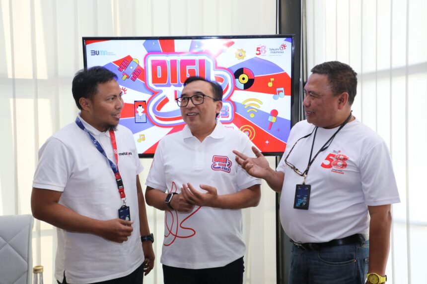 VP Corporate Communication Telkom Andri Herawan Sasoko (tengah) bersama GM Witel Surabaya Selatan Deny Aryanto (kiri) dan AVP External Communication Telkom Sabri Rasyid (kanan) saat konferensi pers Digiland 2023 Surabaya, Kamis (20/7). Foto: Telkom Indonesia