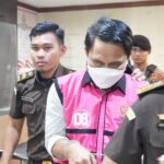 Penyidik pidana khusus Kejati Sulsel saat menahan kedua tersangka ke Lapas Kelas 1 Makassar, Sulsel, Kamis (20/7). Foto: Seksi Penkum Kejati Sulsel