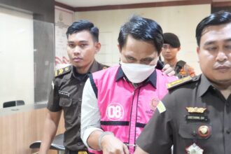 Penyidik pidana khusus Kejati Sulsel saat menahan kedua tersangka ke Lapas Kelas 1 Makassar, Sulsel, Kamis (20/7). Foto: Seksi Penkum Kejati Sulsel