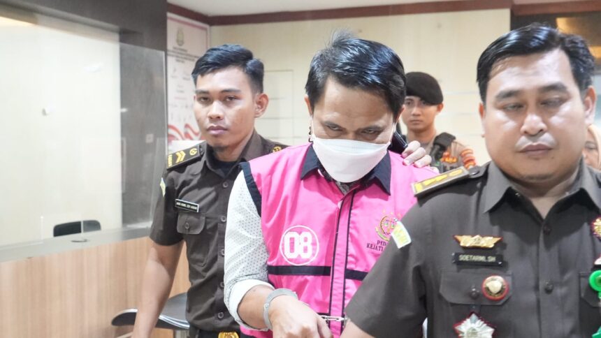 Penyidik pidana khusus Kejati Sulsel saat menahan kedua tersangka ke Lapas Kelas 1 Makassar, Sulsel, Kamis (20/7). Foto: Seksi Penkum Kejati Sulsel