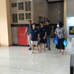 Sejoli berinisial CB, 21, dan LA, 21, yang membuang bayi laki-laki hasil hubungan di luar nikah kini diamankan aparat Polres Metro Jakarta Timur, Jumat (21/7). Foto: Ist