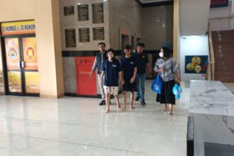 Sejoli berinisial CB, 21, dan LA, 21, yang membuang bayi laki-laki hasil hubungan di luar nikah kini diamankan aparat Polres Metro Jakarta Timur, Jumat (21/7). Foto: Ist