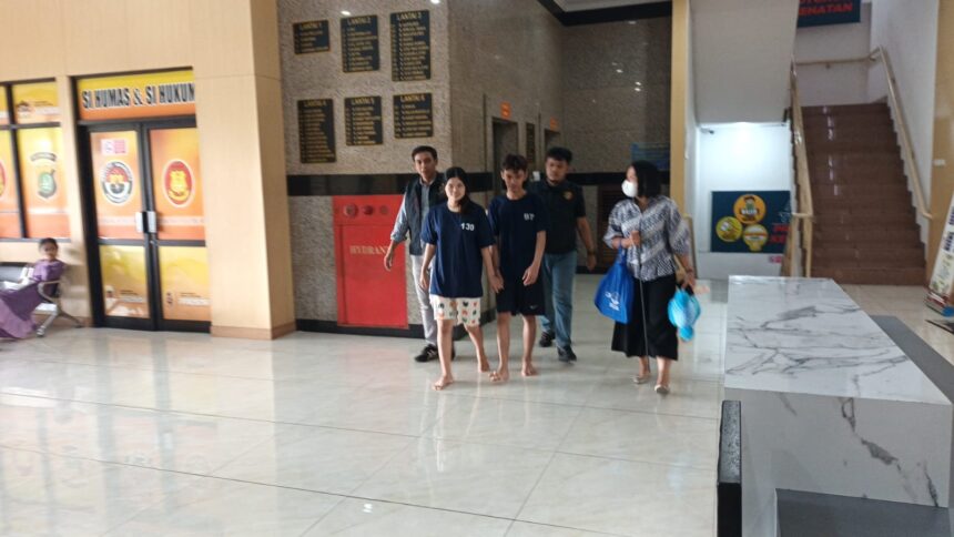 Sejoli berinisial CB, 21, dan LA, 21, yang membuang bayi laki-laki hasil hubungan di luar nikah kini diamankan aparat Polres Metro Jakarta Timur, Jumat (21/7). Foto: Ist