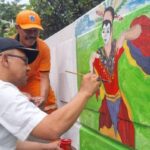 Beberapa PPSU Kelurahan Kebayoran Lama Selatan, Kebayoran Lama, Jakarta Selatan menghias sepanjang Jalan Iskandar Muda dengan dilukis mural, dukung Konferensi Tingkat Tinggi (KTT) ASEAN, Jumat (21/7) siang. Foto: Ist