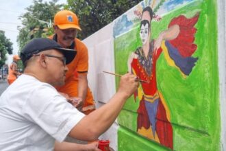 Beberapa PPSU Kelurahan Kebayoran Lama Selatan, Kebayoran Lama, Jakarta Selatan menghias sepanjang Jalan Iskandar Muda dengan dilukis mural, dukung Konferensi Tingkat Tinggi (KTT) ASEAN, Jumat (21/7) siang. Foto: Ist