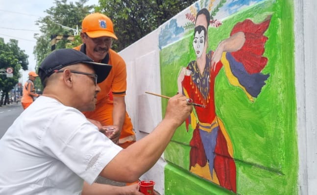 Beberapa PPSU Kelurahan Kebayoran Lama Selatan, Kebayoran Lama, Jakarta Selatan menghias sepanjang Jalan Iskandar Muda dengan dilukis mural, dukung Konferensi Tingkat Tinggi (KTT) ASEAN, Jumat (21/7) siang. Foto: Ist