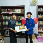 Bentuk kepedulian kepada dunia pendidikan dilakukan sukarelawan Ganjar Milenial Center (GMC) bersama BEM Universitas Setia Budhi dan Karang Taruna Muara Ciujung Timur merehab sanggar taman baca dan seni di Kelurahan Muara Ciujung Timur, Kecamatan Rangkasbitung, Kabupaten Lebak, Banten, Kamis (20/7). Foto: GMC