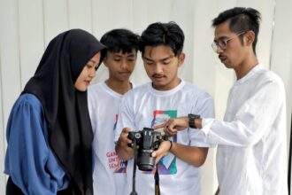 Dalam upaya menyalurkan bakat milenial, Pemuda Mahasiswa Nusantara (PMN) Dukung Ganjar Jawa Barat (Jabar) menghadirkan fotografer untuk melatih fotografi kepada para pemuda yang ada di Desa Limbangan Barat, Kecamatan Limbangan, Kabupaten Garut, Kamis (20/7). Foto: PMN