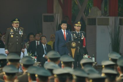 Presiden Joko Widodo (Jokowi) dalam upacara peringatan Hari Bhakti Adhyaksa yang ke-63 di Lapangan Badiklat Kejaksaan RI, Ragunan, Jakarta Selatan, Sabtu (22/7). Foto: Puspenkum Kejaksaan Agung