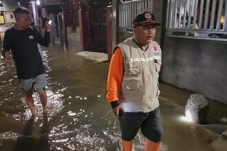 Petugas Badan Penanggulangan Bencana Daerah (BPBD) Kota Palu mengecek banjir yang mengakibatkan 125 Kepala Keluarga (KK) terdampak dan 125 rumah terendam pada Jumat (21/7) malam. Foto: BPBD