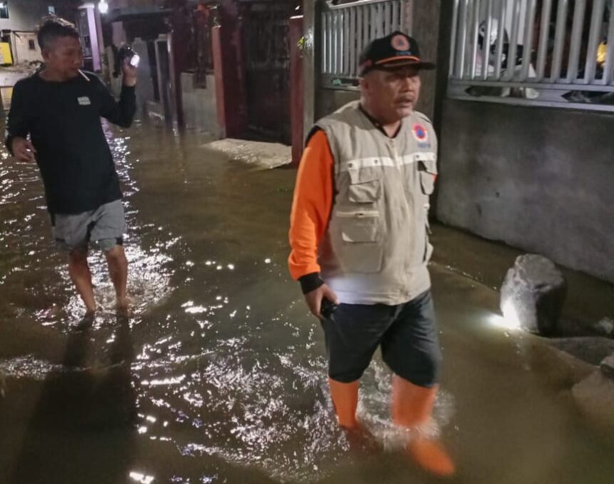 Petugas Badan Penanggulangan Bencana Daerah (BPBD) Kota Palu mengecek banjir yang mengakibatkan 125 Kepala Keluarga (KK) terdampak dan 125 rumah terendam pada Jumat (21/7) malam. Foto: BPBD