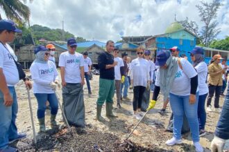 Lebih dari 125 milenial BUMN termasuk 20 milenial PT Pegadaian, mengikuti kegiatan bersih-bersih sampah di sekitar Pantai Melawai didampingi oleh Startup Plustik.