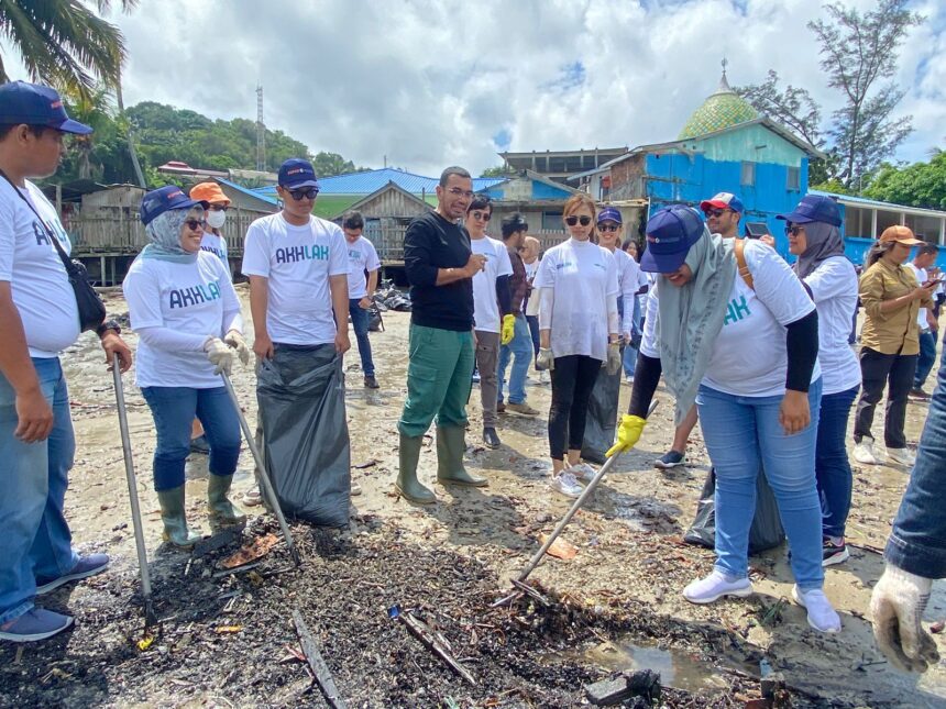 Lebih dari 125 milenial BUMN termasuk 20 milenial PT Pegadaian, mengikuti kegiatan bersih-bersih sampah di sekitar Pantai Melawai didampingi oleh Startup Plustik.