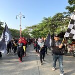 Masyarakat buruh bersama relawan Ganjaran Buruh Berjuang (GBB) melakukan jalan sehat di Komplek Rusun Marunda, Jakarta Utara, Minggu (23/7) pagi. Foto: GBB