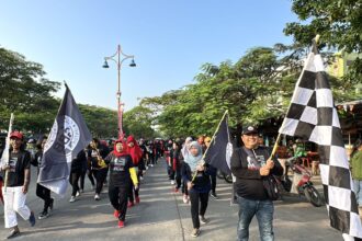 Masyarakat buruh bersama relawan Ganjaran Buruh Berjuang (GBB) melakukan jalan sehat di Komplek Rusun Marunda, Jakarta Utara, Minggu (23/7) pagi. Foto: GBB