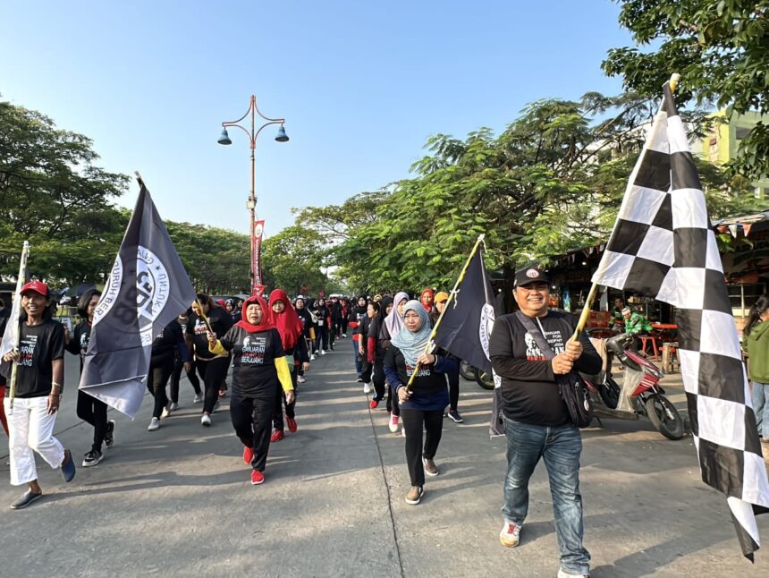 Masyarakat buruh bersama relawan Ganjaran Buruh Berjuang (GBB) melakukan jalan sehat di Komplek Rusun Marunda, Jakarta Utara, Minggu (23/7) pagi. Foto: GBB