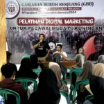 Para pekerja muda dilatih digital marketing di Jalan Babakan, RT 21 RW 05, Kelurahan Cigadung, Kecamatan Cigugur, Kabupaten Kuningan, Jawa Barat, Selasa (25/7). Foto: GBB