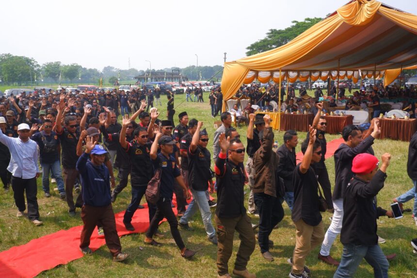 Sukarelawan Gerakan Rakyat Desa Untuk (Gardu) Ganjar berkolaborasi dengan organisasi masyarakat Jawara Banten Bersatu (JBB) sekaligus merayakan hari ulang tahun ke-1 JBB untuk memenangkan Ganjar Pranowo pada Pemilihan Presiden (Pilpres) di 2024 di Lapangan Bendungan Pamarayan, Kecamatan Pamarayan, Kabupaten Serang, Banten, Minggu (23/7). Foto: Gardu