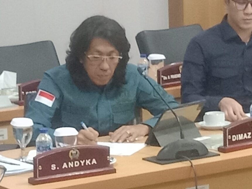 Anggota DPRD DKI Jakarta dari Fraksi Gerindra dan Komisi C, S Andhyka saat mengikuti rapat Komisi C.(foto Sofian/ipol.id)