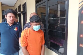 MIK, 21, pelaku pembacokan terhadap korban Nasip, 56, petugas pertahanan sipil (Hansip) di Jalan Kalisari III, Pasar Rebo, Jakarta Timur dibekuk aparat Polsek Pasar Rebo, Rabu (26/7). Foto: Joesvicar Iqbal/ipol.id