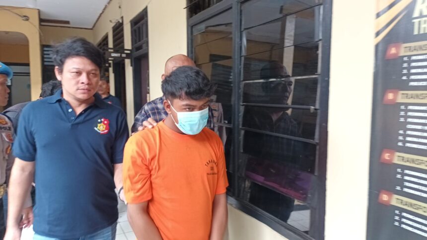 MIK, 21, pelaku pembacokan terhadap korban Nasip, 56, petugas pertahanan sipil (Hansip) di Jalan Kalisari III, Pasar Rebo, Jakarta Timur dibekuk aparat Polsek Pasar Rebo, Rabu (26/7). Foto: Joesvicar Iqbal/ipol.id