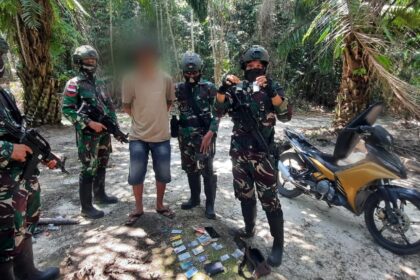 Satgas Pamtas Yonarmed 16/TK saat menggagalkan percobaan penyelundupan narkoba melalui perbatasan di Desa Semunying, Kecamatan Jagoi Babang, Kabupaten Bengkayang, Kamis (27/7). Foto: Yonarmed 16/TK