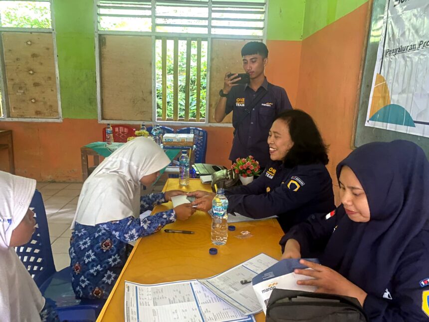 Penyaluran bantuan pendidikan yang dilakukan oleh Bank Mandiri dilakukan hingga ke pelosok negeri seperti Fak-Fak, Nunukan, Natuna, Kepulauan Banggai dan daerah pelosok lainnya. Foto: Bank Mandiri