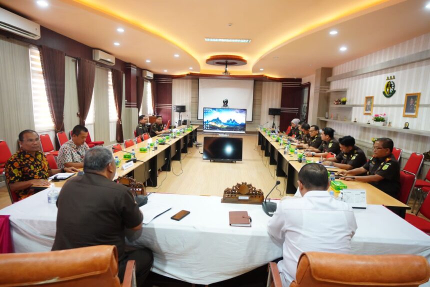 Rapat antara Kejaksaan Tinggi Aceh dengan pihak PT Perkebunan Nusantara I yang digelar di Kantor Kejati Aceh, Rabu (26/7). Foto: Don Kejaksaan Negeri Aceh Barat Daya