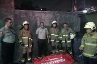 Satu unit rumah di Jalan Cipinang Muara I, Pondok Bambu, Duren Sawit, Jakarta Timur dilumat api pada Jumat (28/7) sekitar pukul 02.48 WIB. Saat penyisiran petugas Damkar menemukan dan mengevakuasi jenazah seorang nenek dalam kamar mandi. Foto: Damkar Jakarta Timur