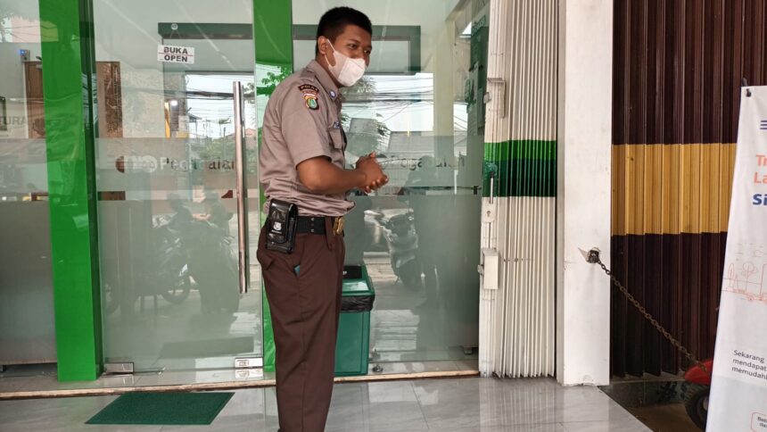 Petugas keamanan menunjukkan posisi bangku stainless steel yang raib di tempat Pegadaian di Jalan Kelapa Dua Wetan, Kecamatan Ciracas, Jakarta Timur, Kamis (27/7). Foto: Joesvicar Iqbal/ipol.id
