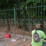 Sejumlah petugas Sudin Pertamanan dan Hutan Kota Jakarta Timur, sejak Selasa (25/7) hingga Jumat (28/7) melakukan perbaikan 18 celah pagar yang rusak dengan cara menutupnya menggunakan besi ulir dilas. Foto: Ist