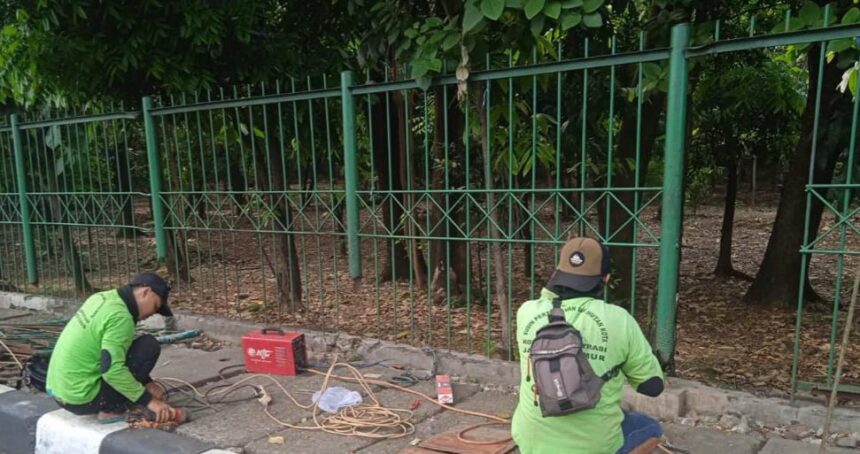 Sejumlah petugas Sudin Pertamanan dan Hutan Kota Jakarta Timur, sejak Selasa (25/7) hingga Jumat (28/7) melakukan perbaikan 18 celah pagar yang rusak dengan cara menutupnya menggunakan besi ulir dilas. Foto: Ist