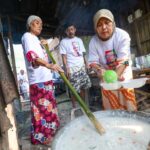 Ibu-Ibu di Kampung Bengkok, Desa Karyasari, Kecamatan Cikedal, Kabupaten Pandeglang, Provinsi Banten membuat bubur suro sebagai tradisi kebudayaan masyarakat setempat pada Jumat (28/7). Kelompok sukarelawan Gerakan Rakyat Desa Untuk (Gardu) Ganjar pun turut memeriahkannya. Foto: Gardu