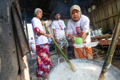 Ibu-Ibu di Kampung Bengkok, Desa Karyasari, Kecamatan Cikedal, Kabupaten Pandeglang, Provinsi Banten membuat bubur suro sebagai tradisi kebudayaan masyarakat setempat pada Jumat (28/7). Kelompok sukarelawan Gerakan Rakyat Desa Untuk (Gardu) Ganjar pun turut memeriahkannya. Foto: Gardu