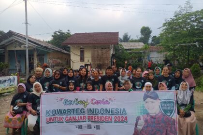 Ibu-Ibu dan sukarelawan Komunitas Warung Tegal (Kowarteg) Indonesia kompak buat asinan mekarasi dan swafoto bersama di Desa Sinargalih, Kelurahan Tamansari, Kabupaten Bogor, Jawa Barat, Jumat (28/7). Foto: Kowarteg