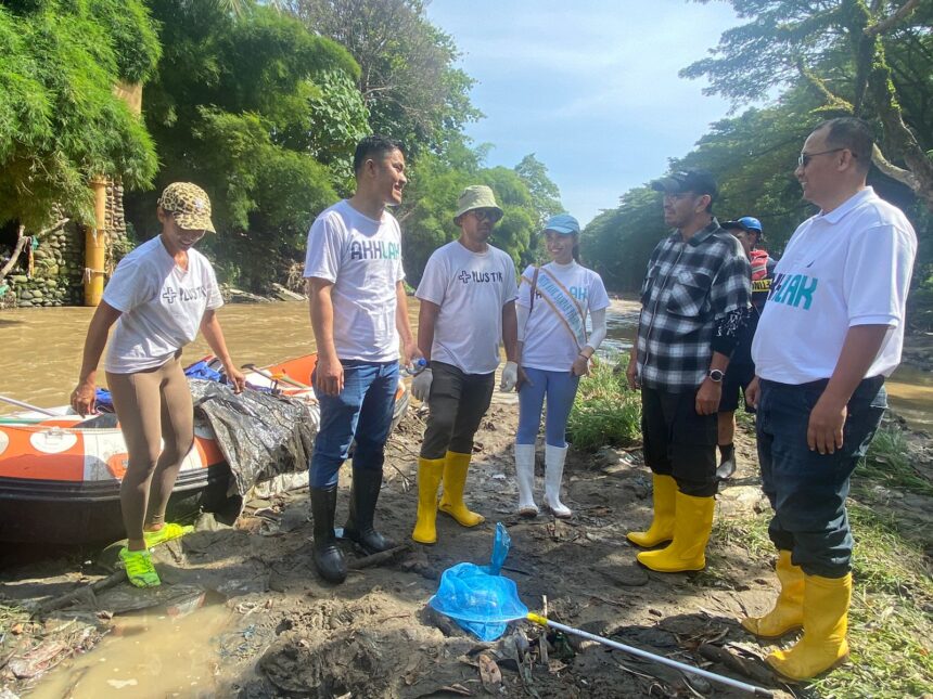 PT Pegadaian kembali ikut berperan serta dalam kegiatan BUMN Environmental Movement. Kali ini, program yang diinisiasi oleh Menteri BUMN Erick Thohir untuk menangani permasalahan lingkungan ini, dilakukan di Kota Medan melalui gerakan bersih-bersih sampah di sekitar Sungai Deli, pada Jumat (28/07).