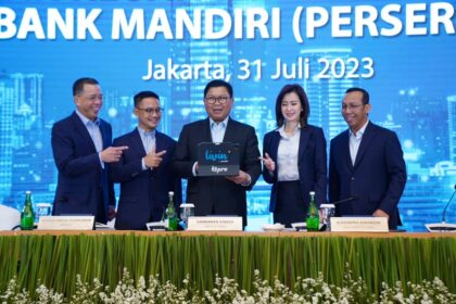 (Kiri-kanan) - Direktur Teknologi Informasi Bank Mandiri Timothy Utama, Direktur Manajemen Risiko Ahmad Siddik Badruddin, Direktur Utama Darmawan Junaidi, Wakil Direktur Utama Alexandra Askandar, serta Direktur Keuangan dan Strategi Sigit Prastowo sedang berbincang sebelum. Penyampaian Paparan Publik Kinerja Bank Mandiri Triwulan II 2023 di Jakarta, Senin (31/7). Foto: Bank Mandiri