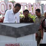 Presiden Jokowi saat meresmikan sodetan Sungai Ciliwung di Banjir Kanal Timur. (Foto dok Setgab)