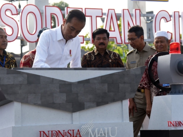 Presiden Jokowi saat meresmikan sodetan Sungai Ciliwung di Banjir Kanal Timur. (Foto dok Setgab)