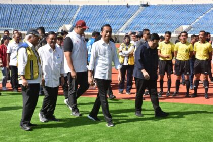 Presiden Jokowi tinjau Stadion Si Jalak Harupat, di Kabupaten Bandung, Jawa Barat, Rabu (12/07/2023).