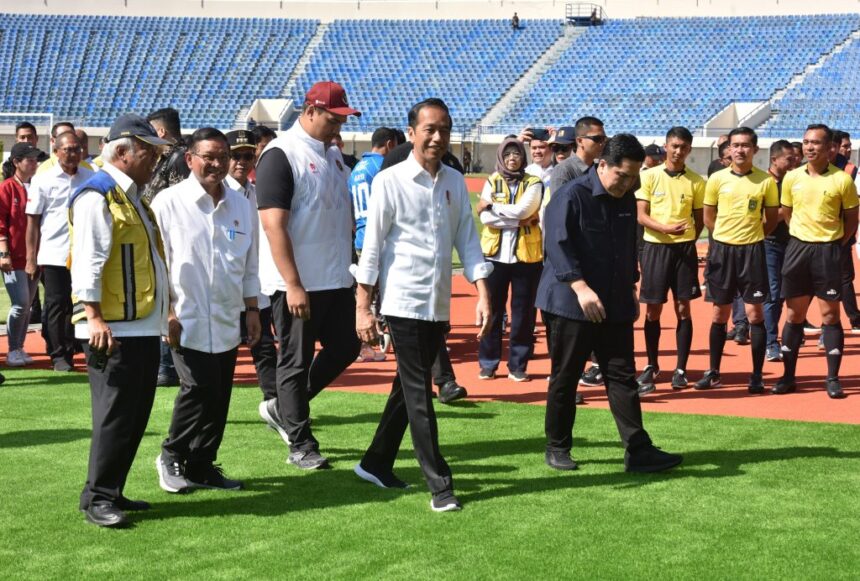 Presiden Jokowi tinjau Stadion Si Jalak Harupat, di Kabupaten Bandung, Jawa Barat, Rabu (12/07/2023).