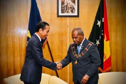 Presiden Jokowi bertemu dengan Gubernur Jenderal Papua Nugini Sir Bob Dadae, di Government House, Port Moresby, Rabu (05/07/2023)